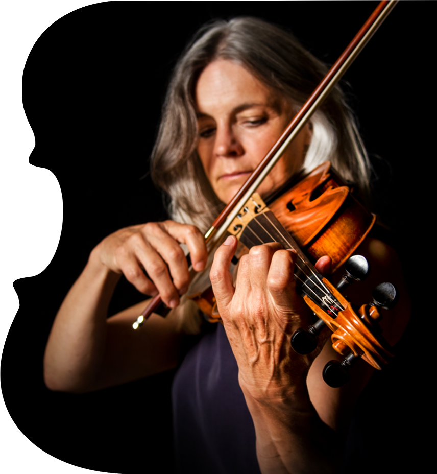 Foto in Geigenform zeigt Susanne Fischer beim Spielen der Geige/Violine